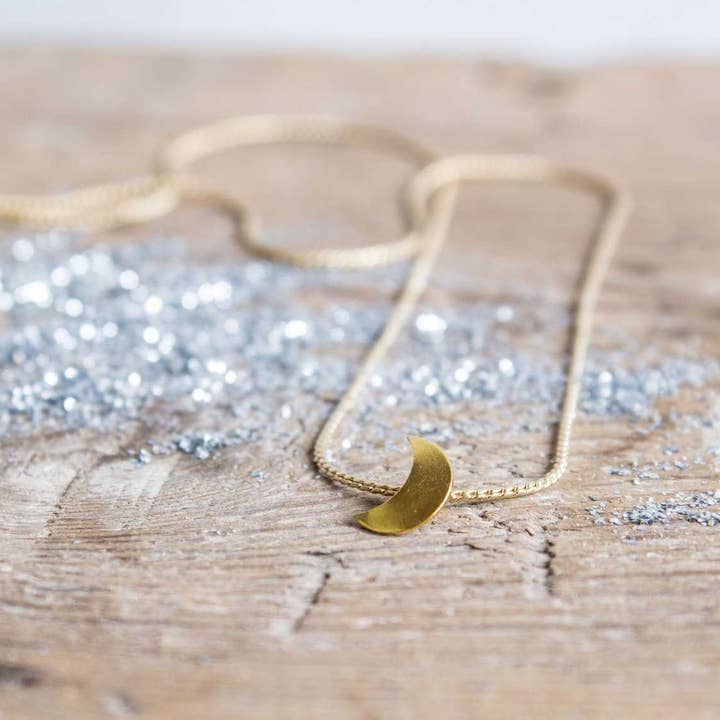 Pendentif lune délicat pour la vente par Fauna y Flora