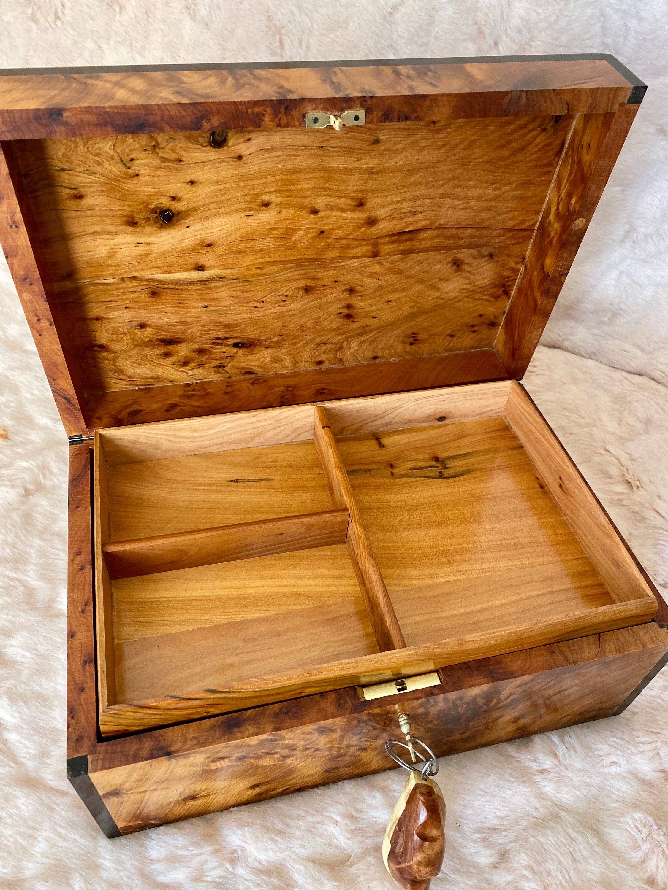 AtlasPerles - Venta al por mayor Joyero/organizador de joyas - Caja de joyería marroquí de 11"x7", gran caja de madera de tuya con cerradura y llave, grabado de nácar, incrustaciones de madera de nogal, caja de recuerdos para regalo de boda.4