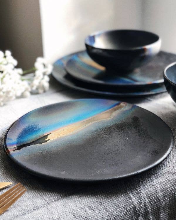 Los Artisans - Vendita all'ingrosso Piatto - Piatto da cena nero con sfumature blu e striscia dorata metallica14