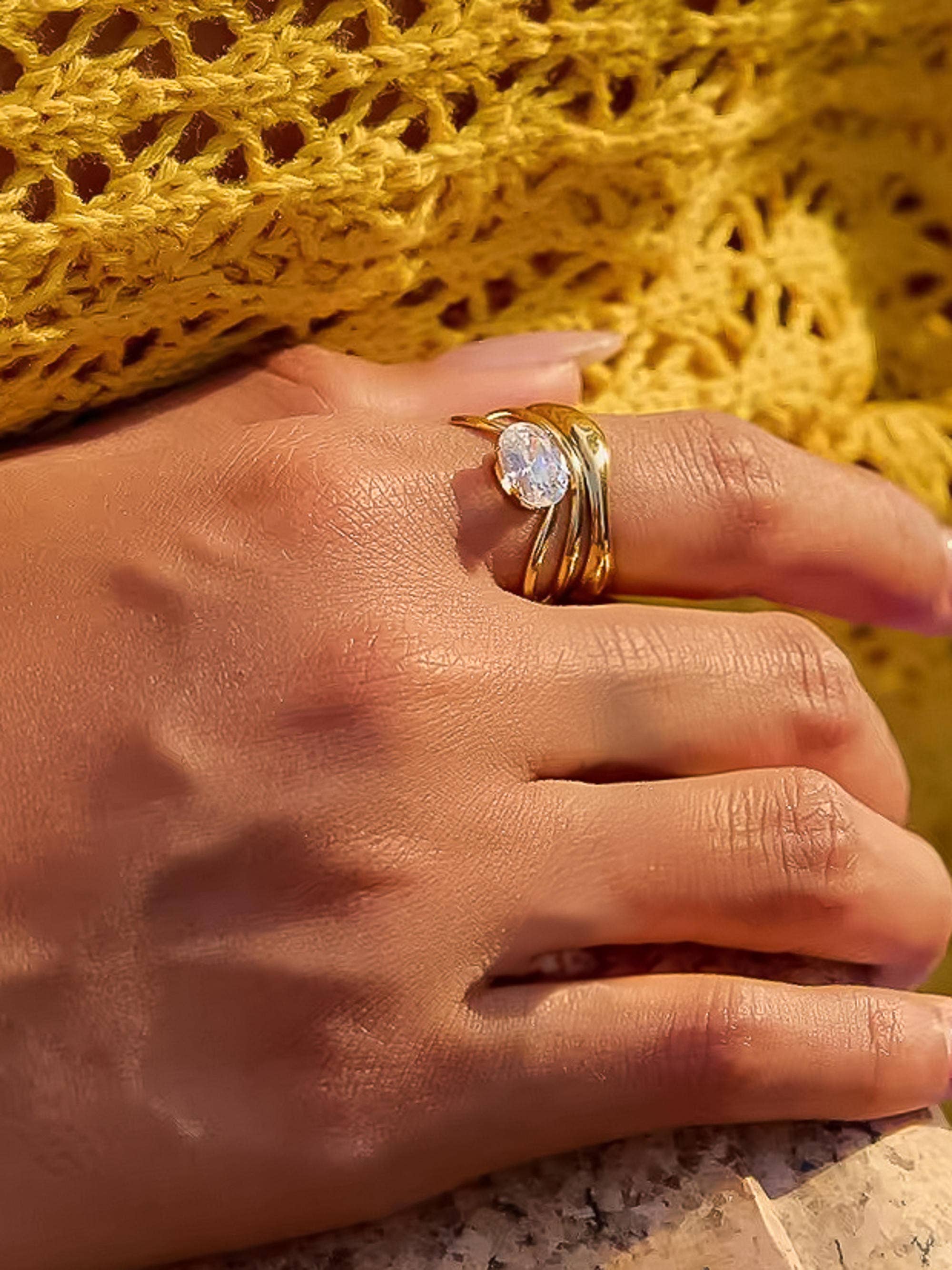 Oro Giallo Anello Astratto CZ in Oro 18K Gloire Non-Tarnish in vendita all'ingrosso su Faire1