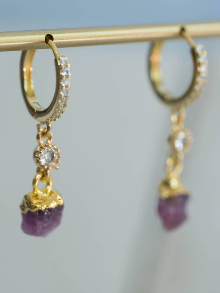 Huggies en tourmaline rose crue pour la vente par Rox & Lily