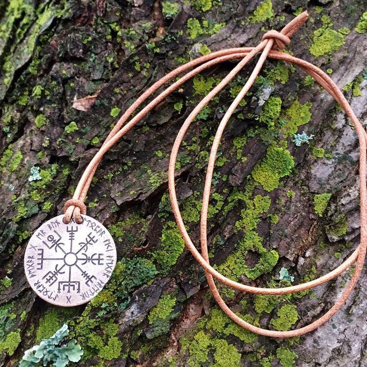 Shire Post Mint – Großhandel Kette mit Anhänger/Charm – Ullr /Vegvsir Bronze und Lederhalskette