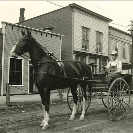 Impression d'art AA-43 Homme conduisant un chariot dans la rue principale pour la vente par Found Image Press