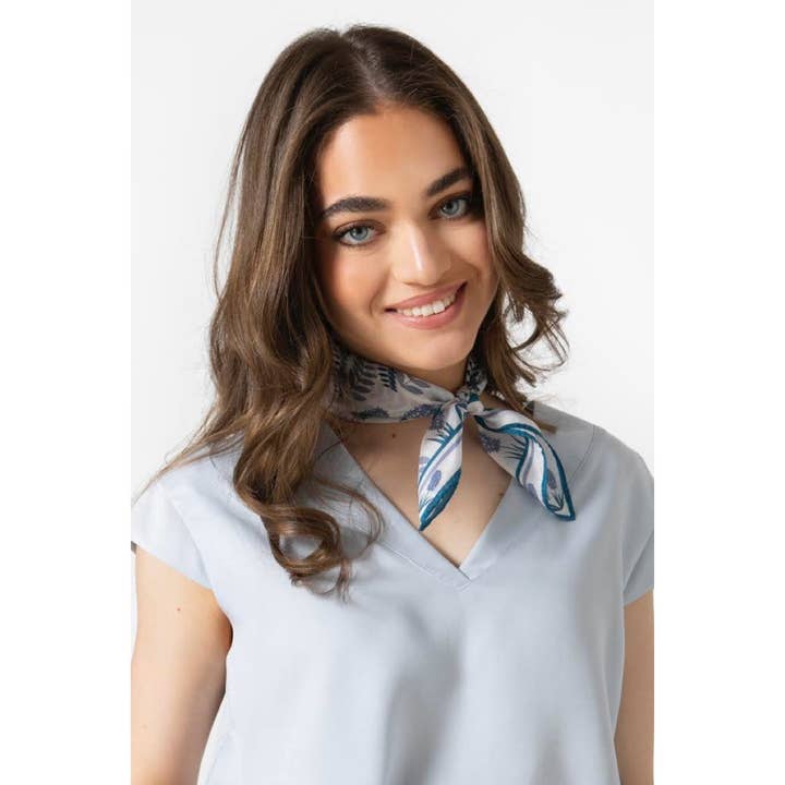 Flora blå organzine silketørklæde for engroshandel hos The MAnnequin Collection