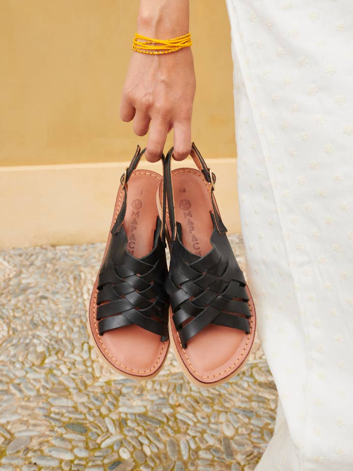 Geflochtene Ledersandalen in Schwarz Modell Lola HANDMADE für den Großhandel von MAPACHE
