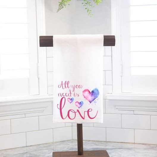 Alles, was du brauchst, ist Liebe Geschirrtuch aus Mehlbeutel - Gastgebergeschenk - Einweihungsgeschenk - Valentinstagsgeschenk - Herz für den Großhandel von Moman Sales, Inc.