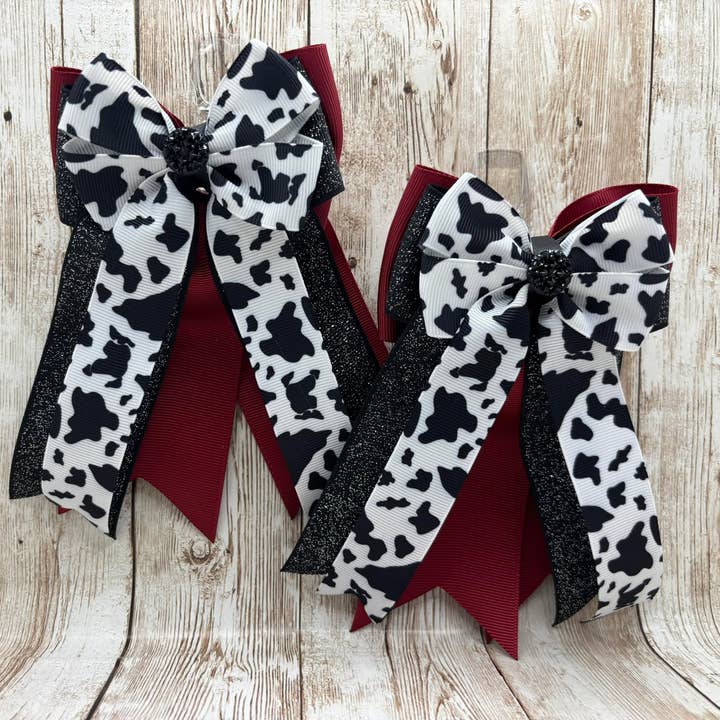 Hästshowrosetter - Kohudsmönster med svart glitter och mörkröd för wholesale av Benny Bows