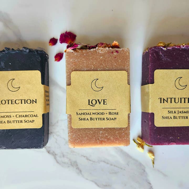 Three Witches Tea Shop - Vendita all'ingrosso Saponette - Sapone Protettivo al Burro di Karité Organico con Muschio di Quercia + Carbone4