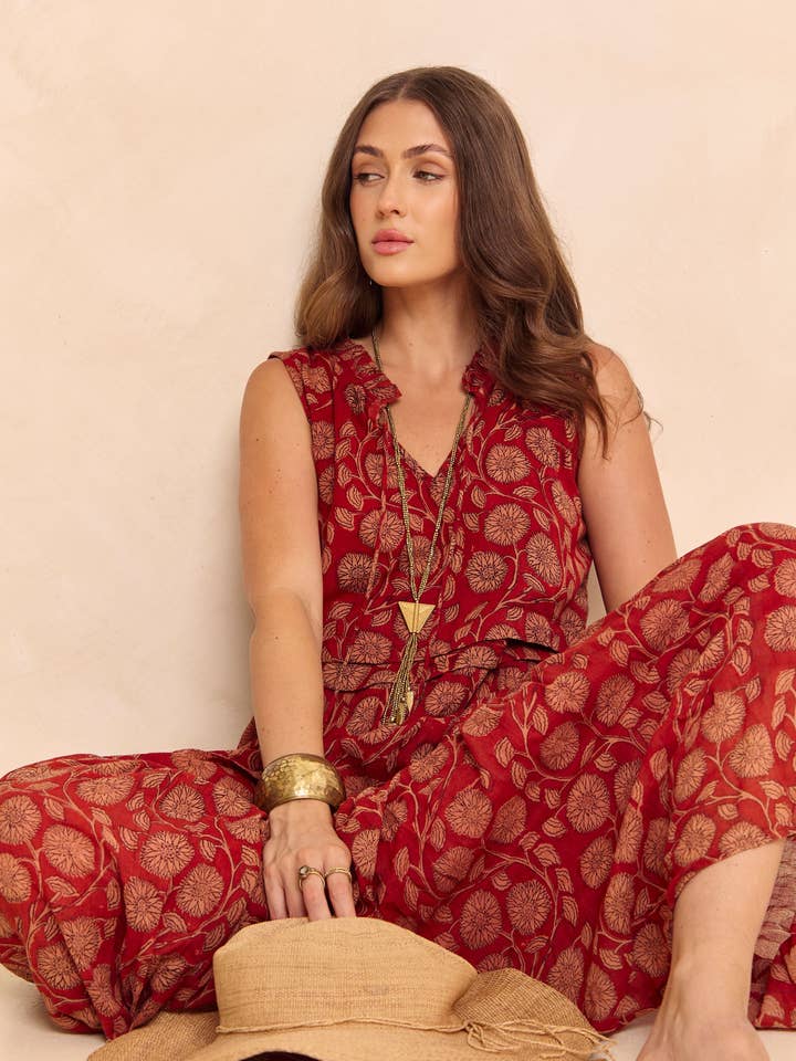 Mabel habille Dolly pour la vente par Naudic