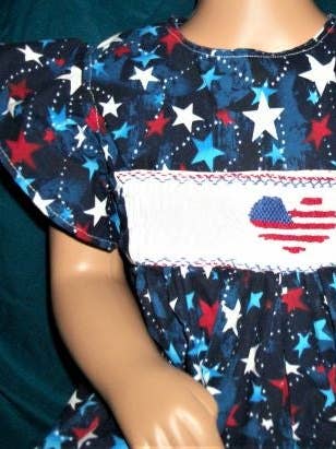 Robe cœur drapeau rouge, blanc et bleu, taille 4 pour la vente par Especially For Ewe