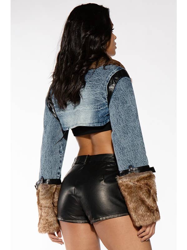 Snö Wash Jeansjacka i denim med pälsdetaljer och kort croppad design för wholesale på Faire6