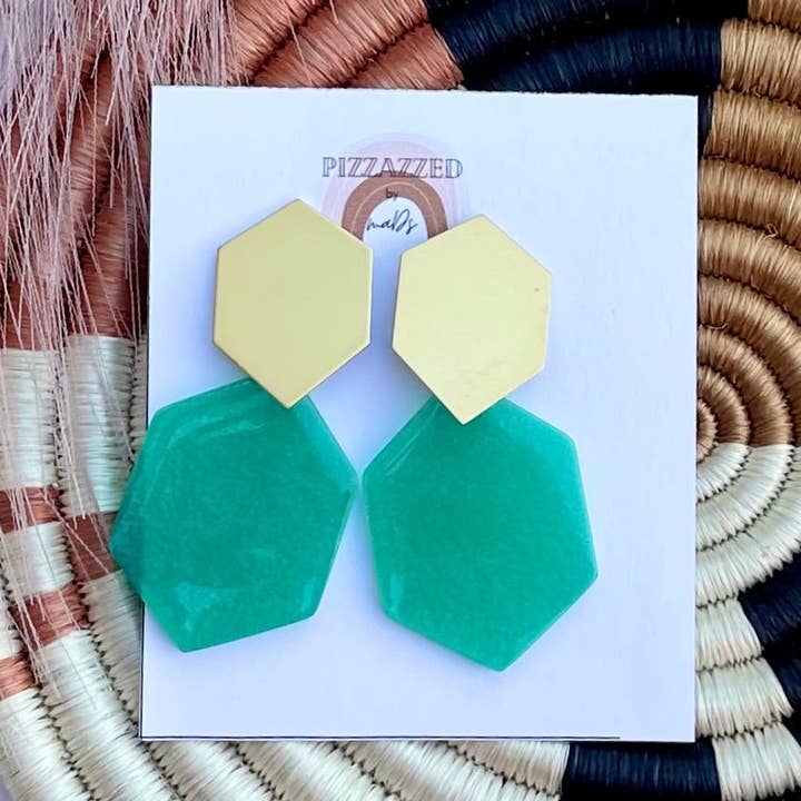 Ciondoli geometrici verde smeraldo per la vendita all'ingrosso da parte di Pizzazzed by Mads