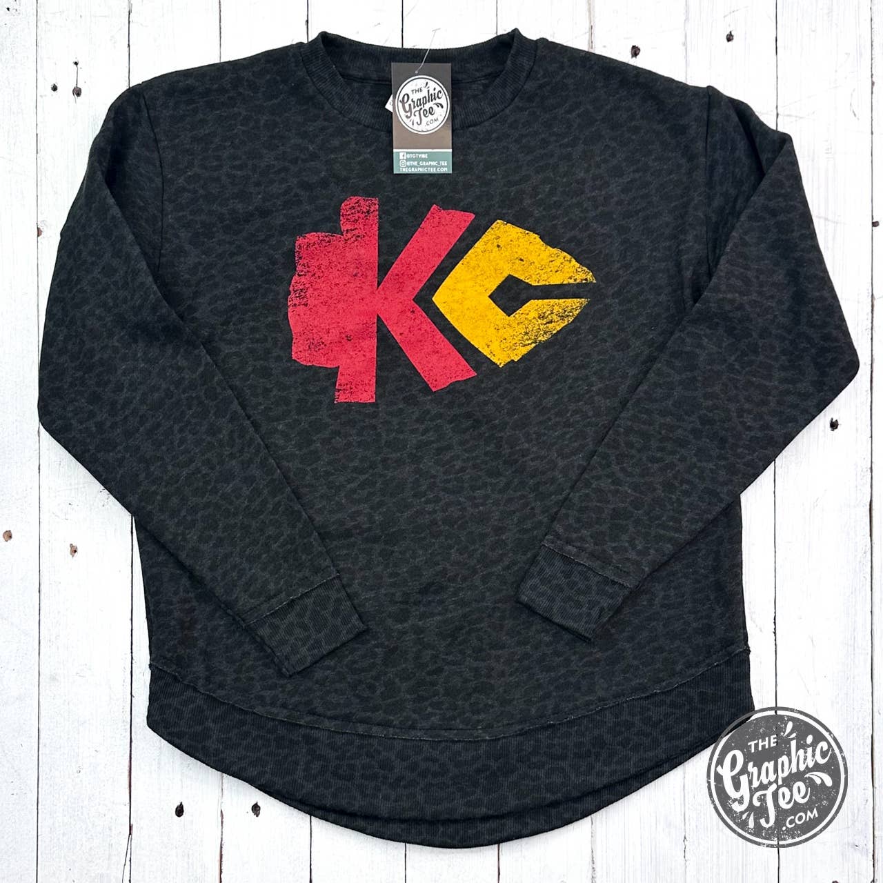 Leopardo preto *GROSSO* KC Black Leopard Sweatshirt Feminino com Bainha Curvada para venda a revendedores na Faire