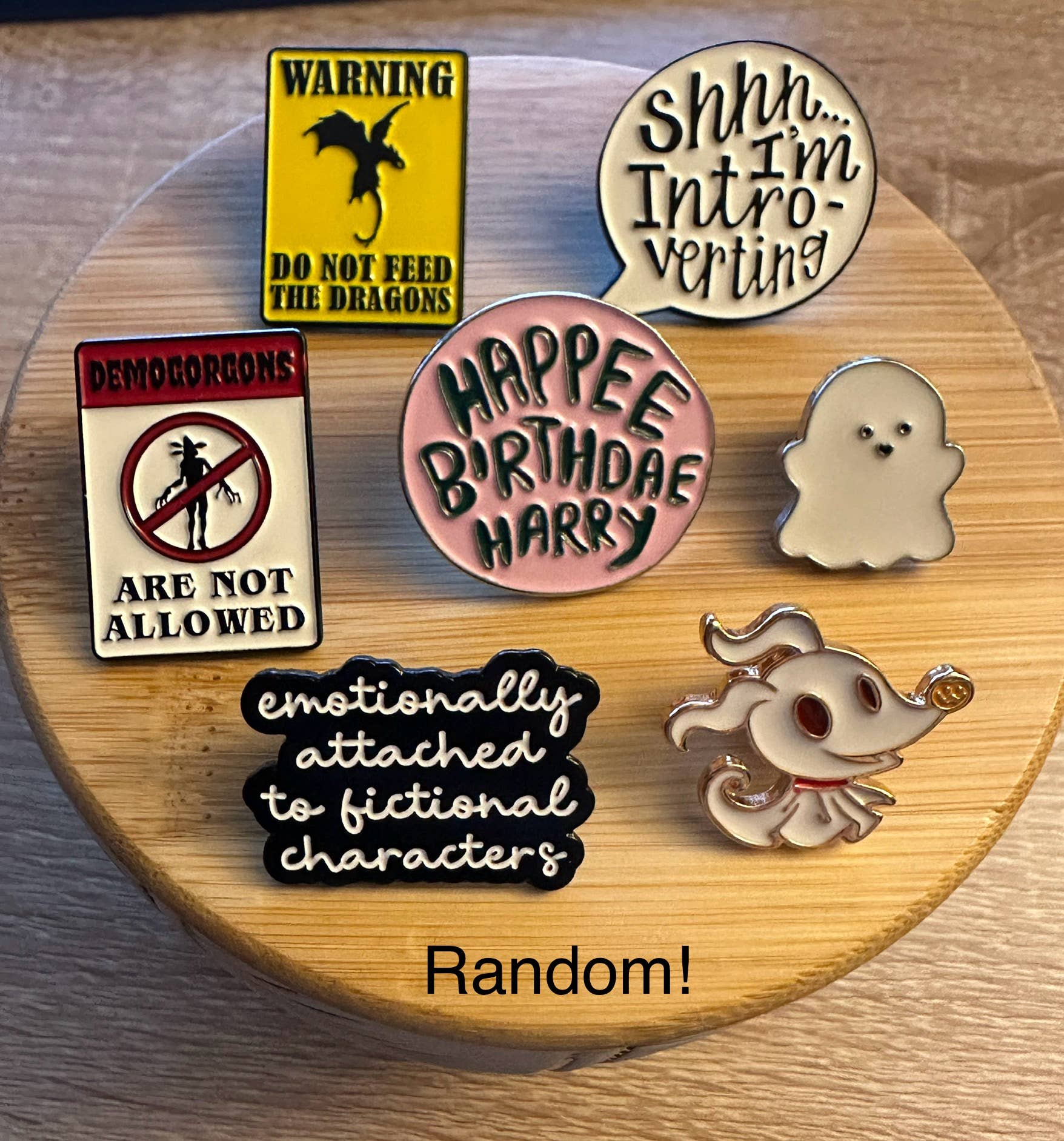 Scribble & Scroll - Venta al por mayor Botón/prendedor - Alfiler esmaltado, diseño aleatorio popular3