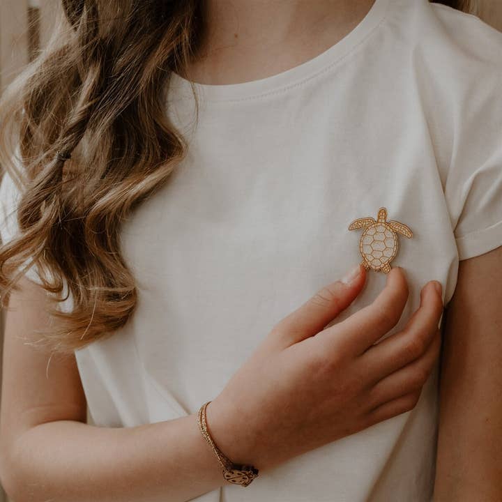 Wooden pin - Turtle for wholesale by Les Petites Hirondelles