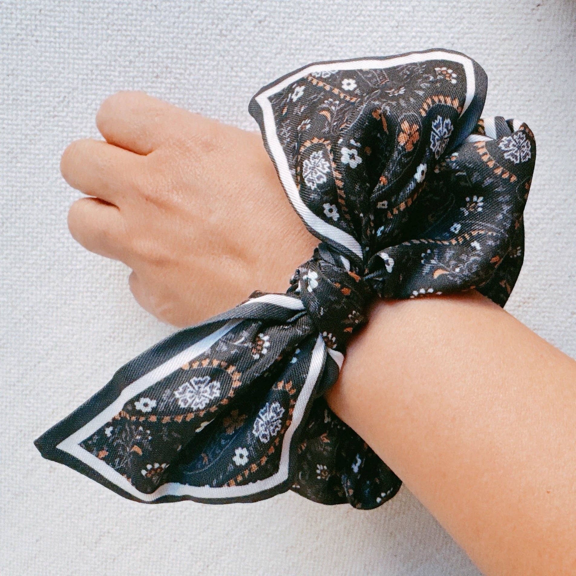 Ellison+Young – wholesale Scrunchie - Dam – Bandana knuten hårsnodd0