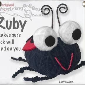 Schlüsselanhänger „Ruby the Ladybug“ mit Stringpuppe für den Großhandel von Kamibashi