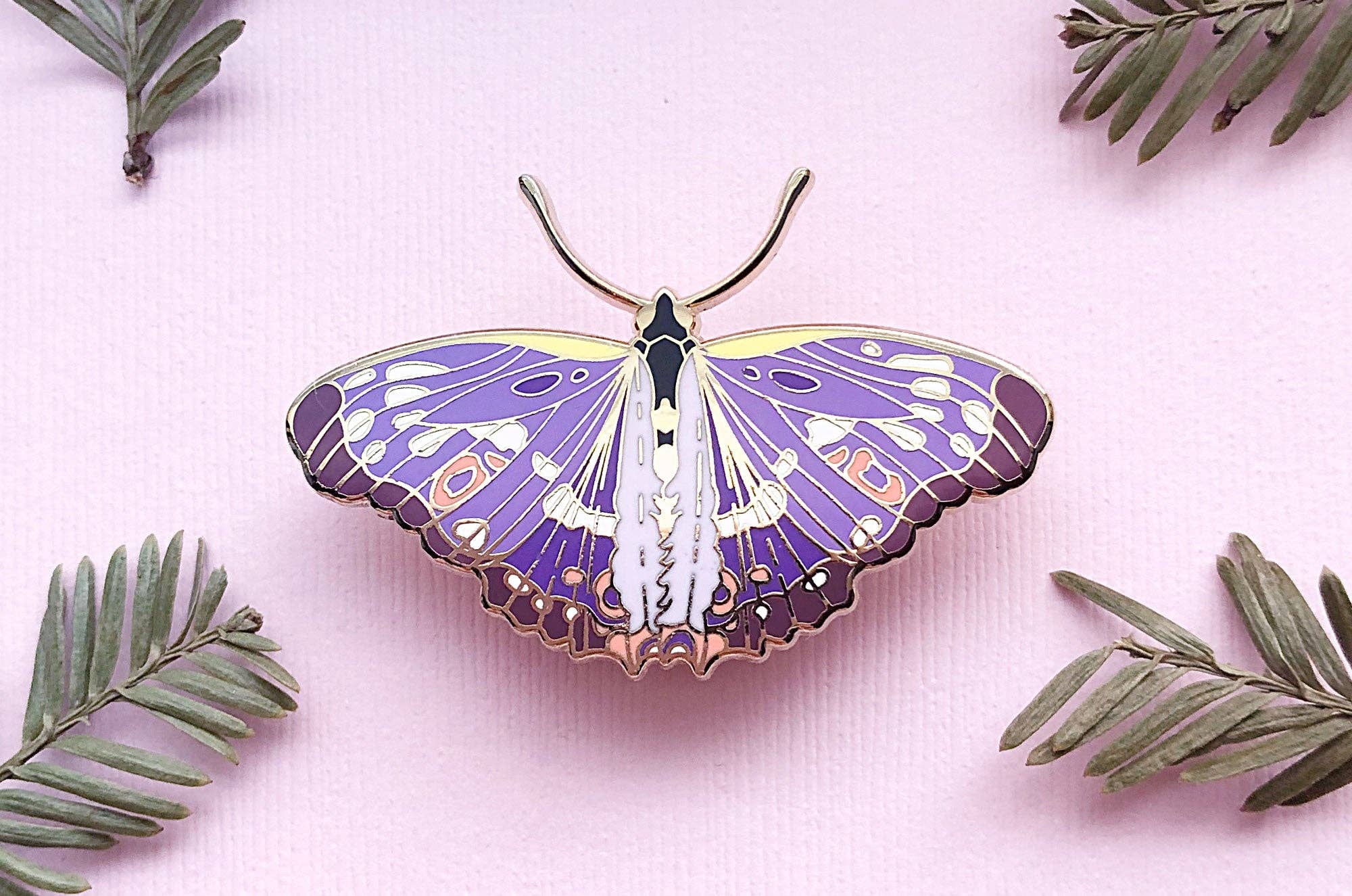Alum and Ink - Venta al por mayor Botón/prendedor - Alfiler esmaltado con forma de mariposa emperadora morada pequeña (Apatura ilia)8