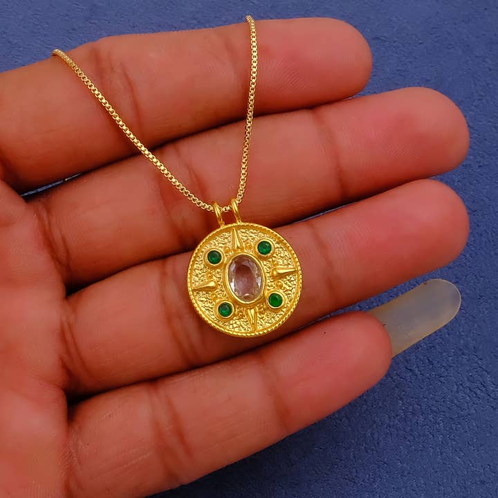 Collier pendentif médaillon en or fait main avec quartz cristal pour la vente par El Joyero