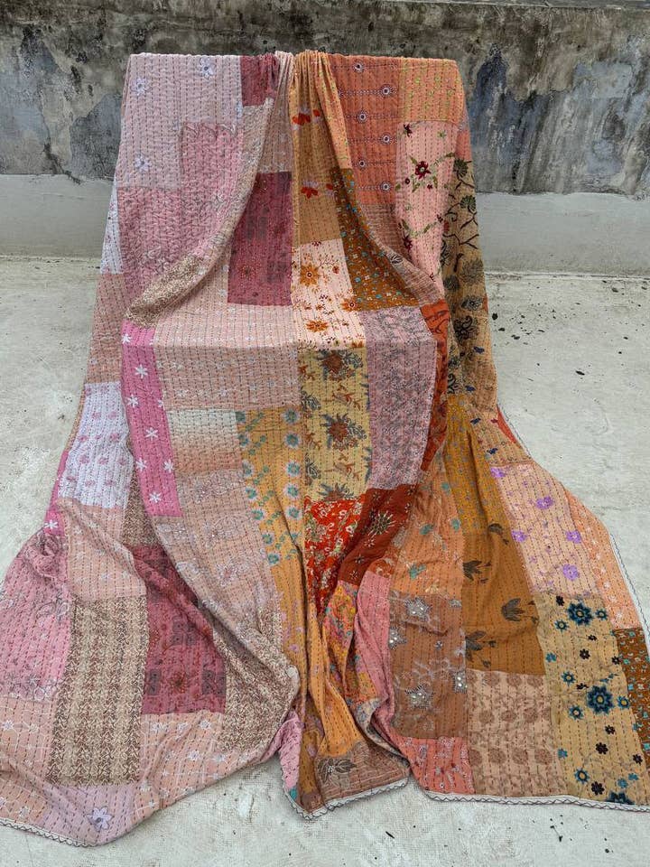Jeté en patchwork de coton fait main avec broderie Kantha. pour la vente par GYPSY STUDIO
