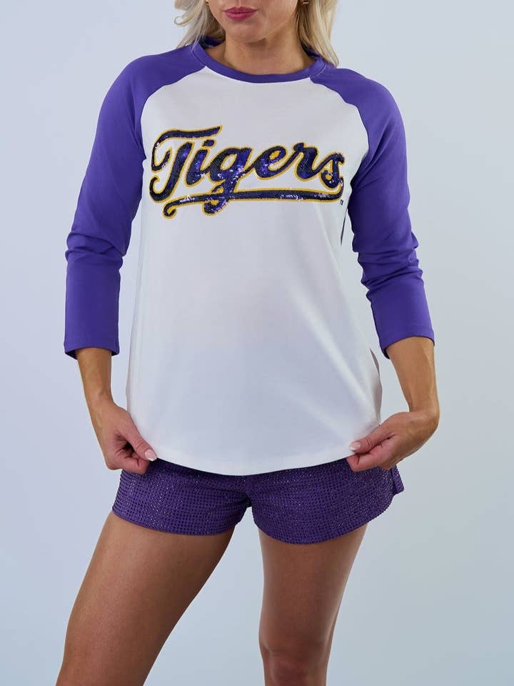 Camiseta raglán morada «Tigers» de LSU para venta al por mayor de Sparkle City
