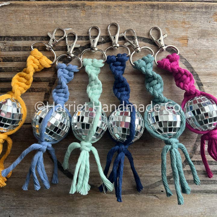 Porte-clés Mini boule disco en macramé, plus de 50 couleurs pour la vente par Harriet Handmade Co.