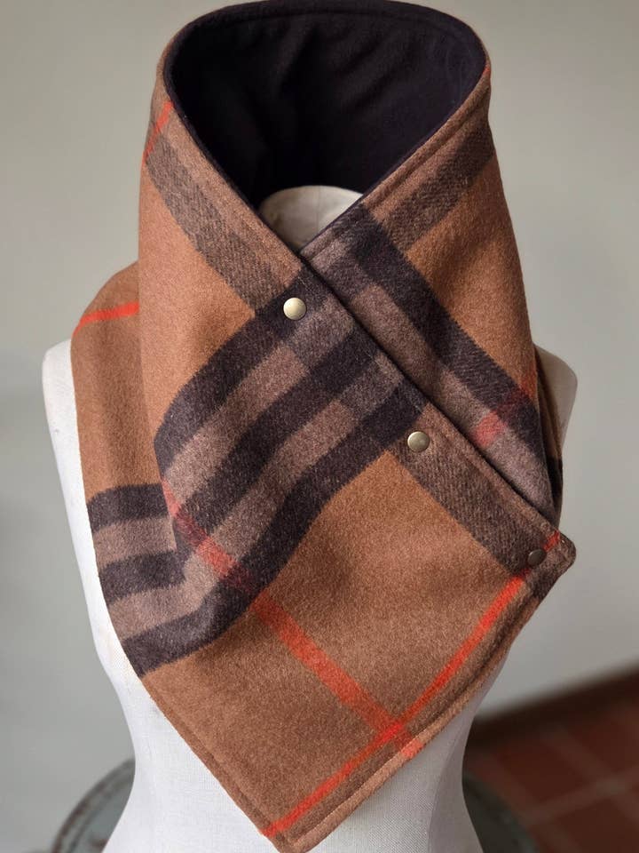 Snap Cowl-Dutton à carreaux pour la vente par Grandma Skills