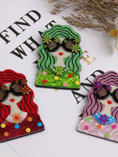 Långhårig flicka med glasögon akryl brosch| Accessoar för wholesale av Whisper Mint