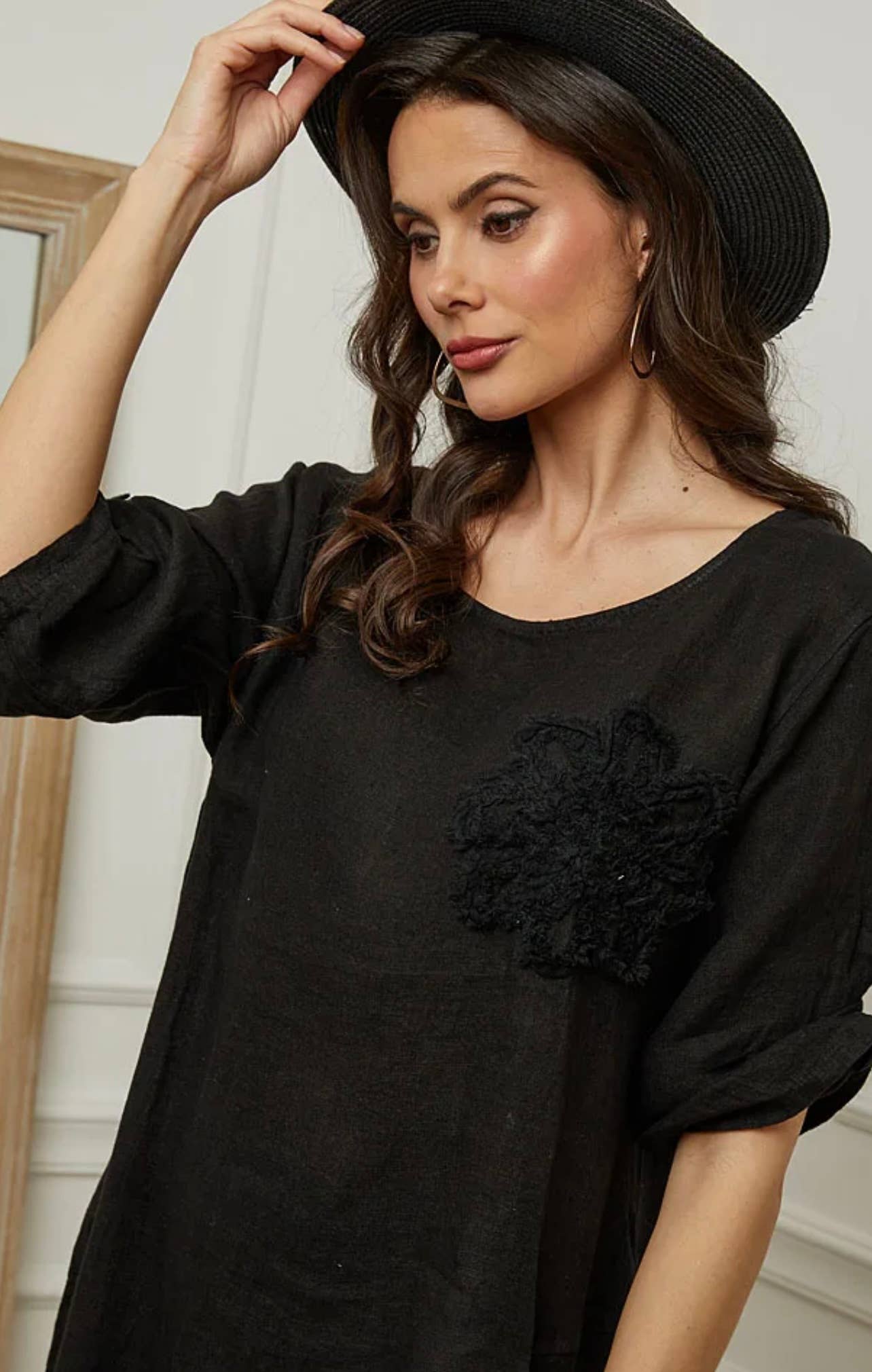 LÉA & LUC – Großhandel Kleid – Damen – 100 % Leinenkleid mit Blumenmotiv auf der linken Brust, REF. 72480