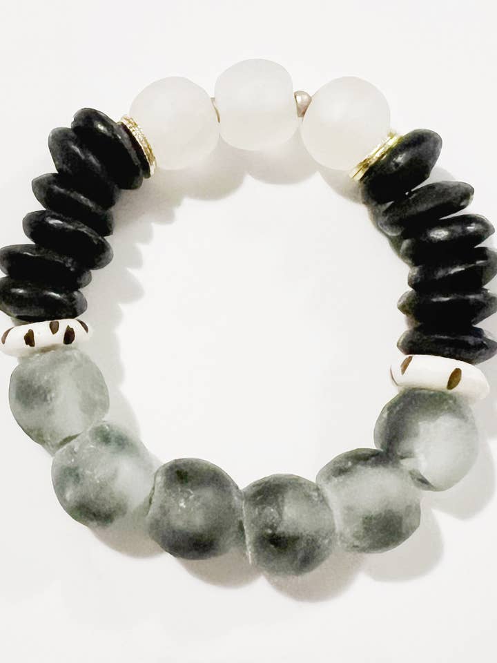 Support empilable extensible gris en perles de verre recyclé et ashanti pour la vente par GentrybyJenna