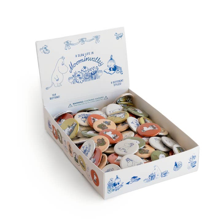 3P4 x Moomin® - Boîte de badges « Une vie tranquille dans la vallée des Moomins » pour la vente par Three Potato Four