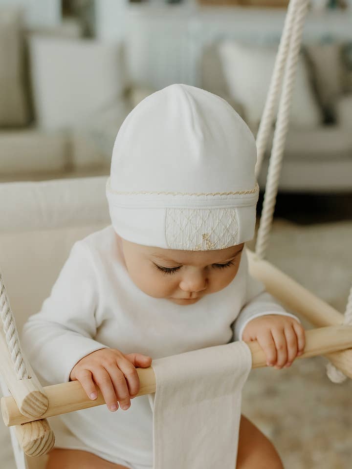 Chapeau unisexe blanc et écru à smocks pour la vente par Baby Threads