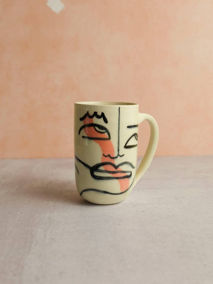 Tasse à visage abstrait en céramique faite à la main de 16 oz pour la vente par Carp Creative Co