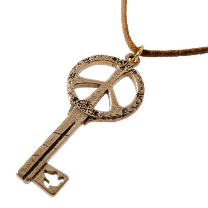 Collier à pendentif en bronze Key to Peace Peace sur cordon ajustable en fibre naturelle pour la vente par From War to Peace