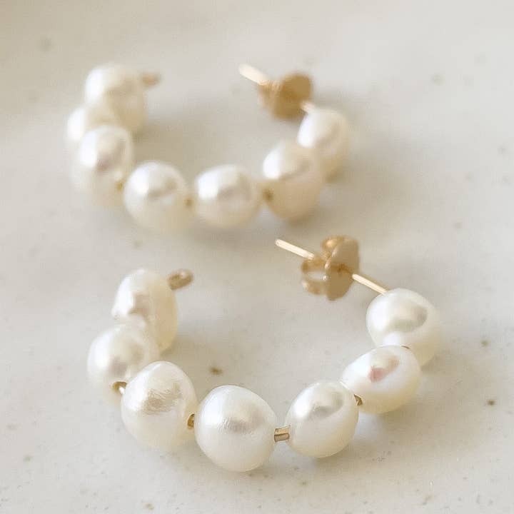 Orecchini a cerchio con perle dorate. per la vendita all'ingrosso da parte di Kaju Creations