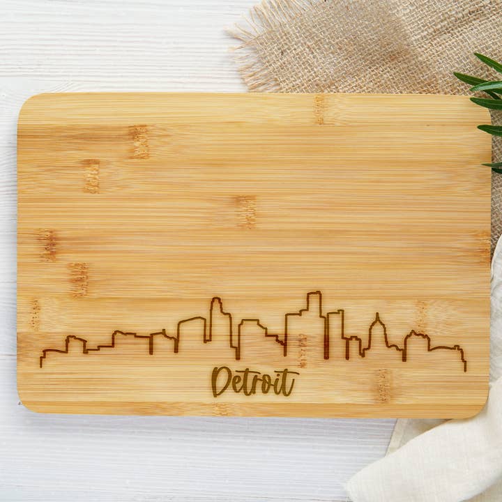 Tábua de Corte de Bambu Gravada Detroit por atacado de The Trendy Traveler