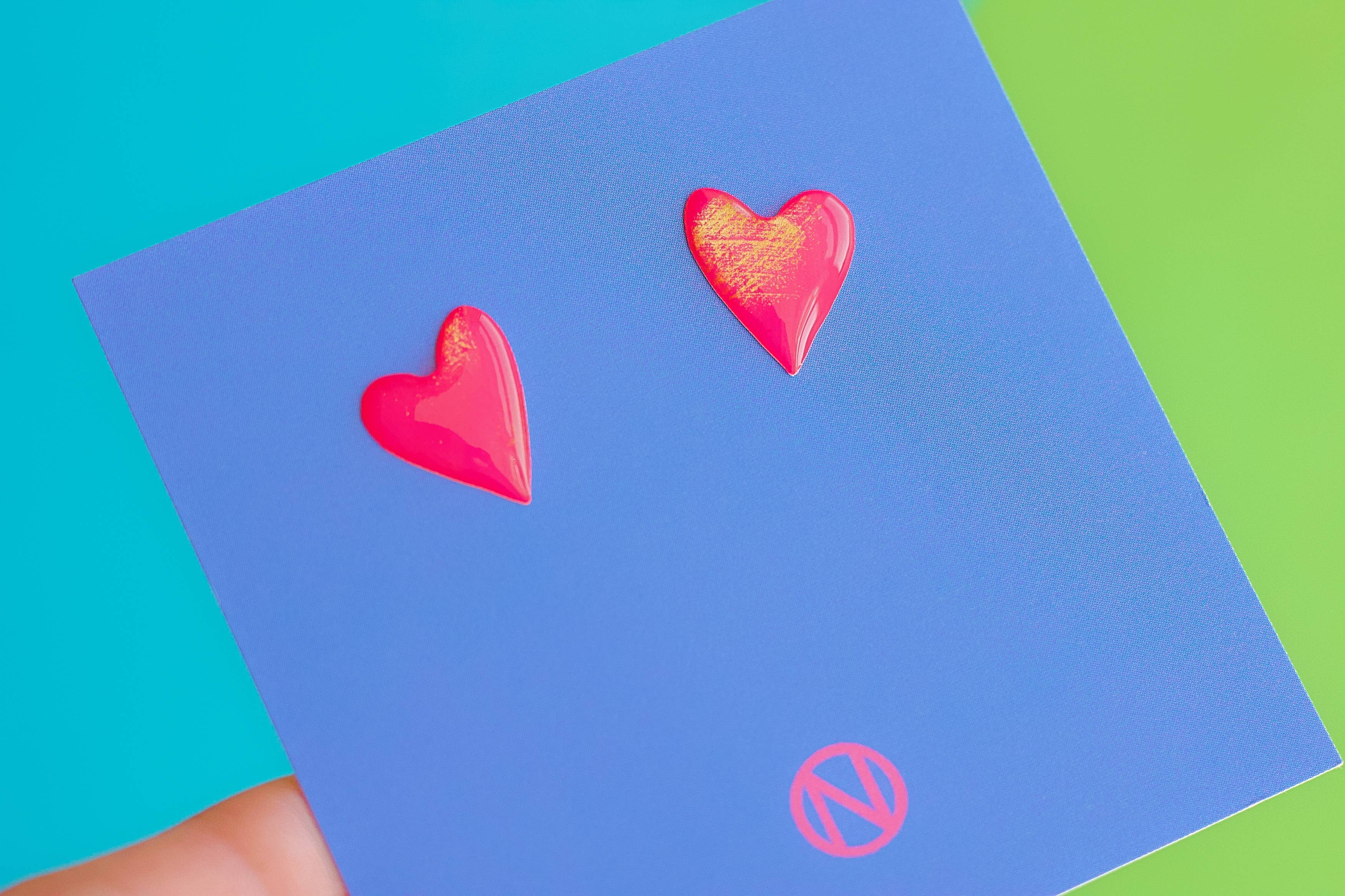 Naoi - Wholesale Knopjes/oorstekers - Neon gouden oorknopjes met hart - handgemaakt op bestelling