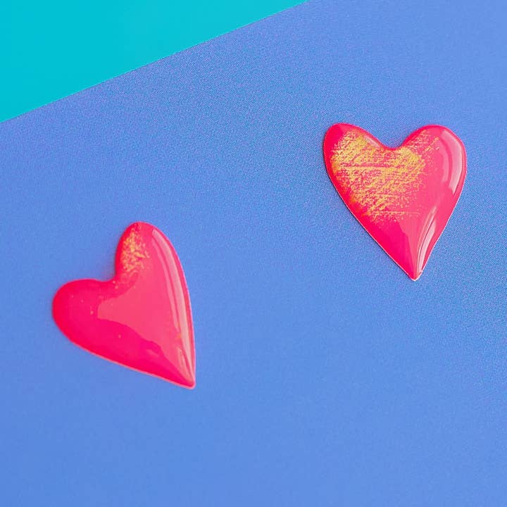 Ohrstecker in Herzform aus Neongold — auf Bestellung handgefertigt für den Großhandel von Naoi