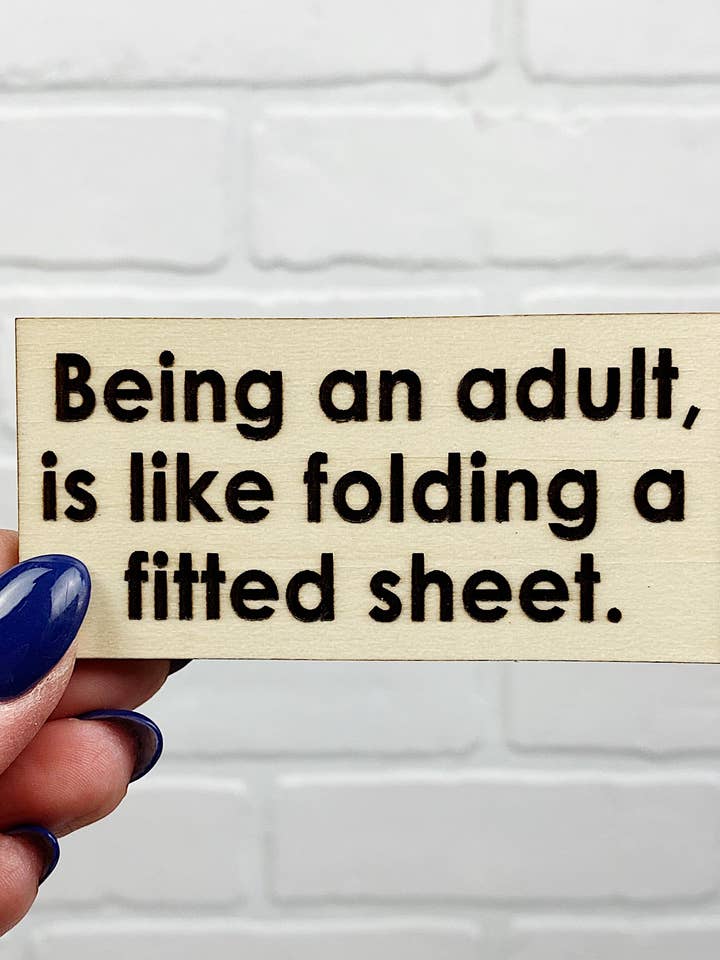 Être adulte, c'est comme plier un drap-housse | Wooden Magne pour la vente par Naughty Pine Designs