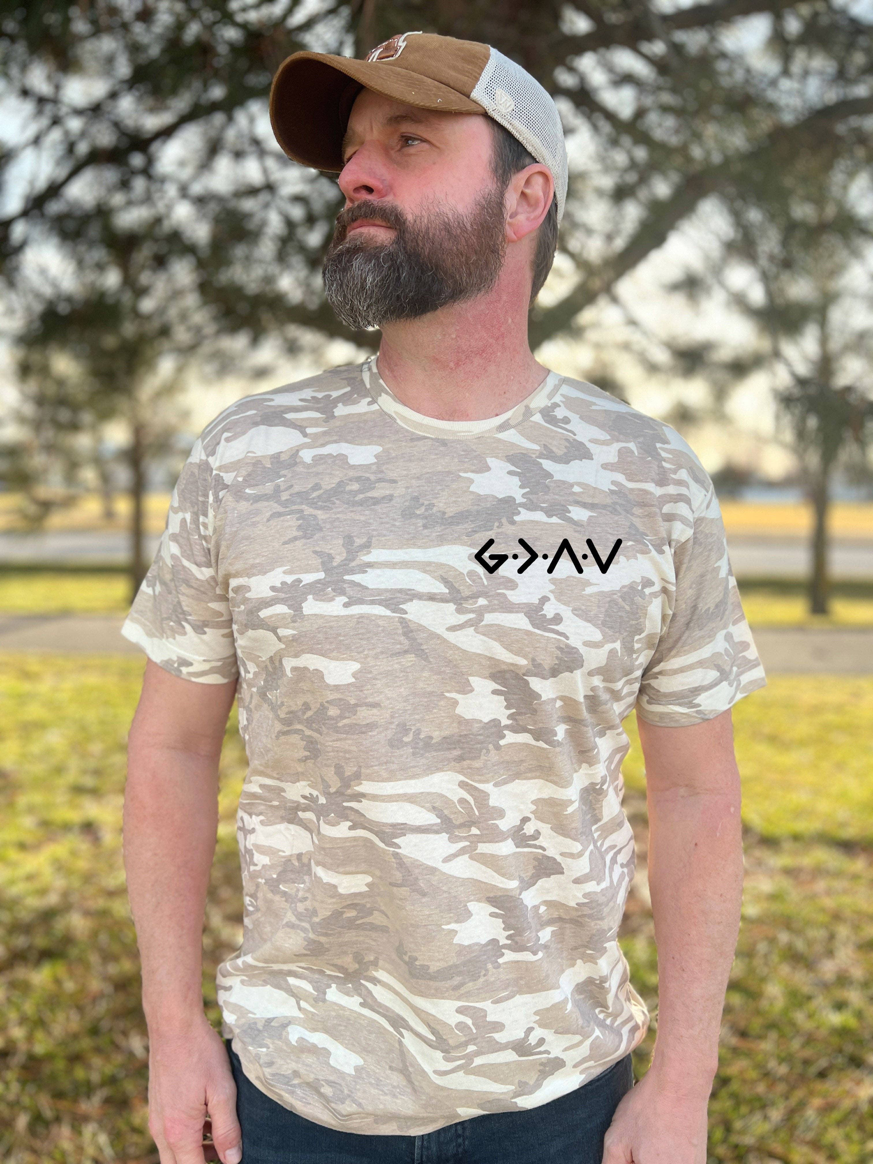Dwell Apparel - Vente T-shirt sérigraphié – femme - TEE-SHIRT UNISEXE PUFFY GOD IS GREATER THAN OUR HIGHS AND LOWS EN CAMOUFLAGE NATUREL1