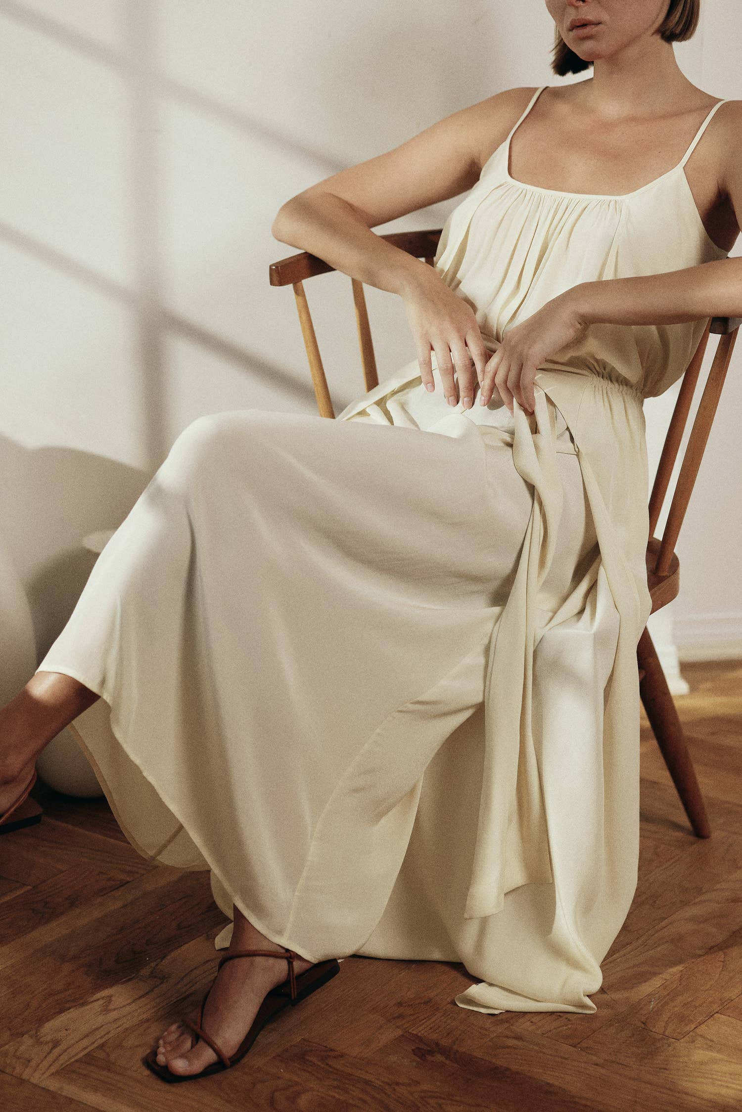 Cream Maxikleid mit Bindeband vorne für den Großhandel auf Faire10