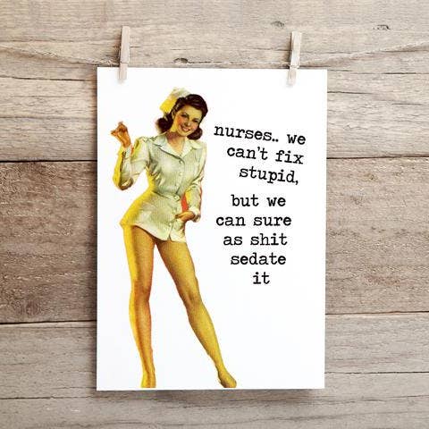 Enfermeras, no podemos arreglar estúpidos... pero estamos seguros de que podemos sedarlo... Tarjeta de felicitación Pin up Girl divertida e inapropiada para venta al por mayor de Cleverish Co