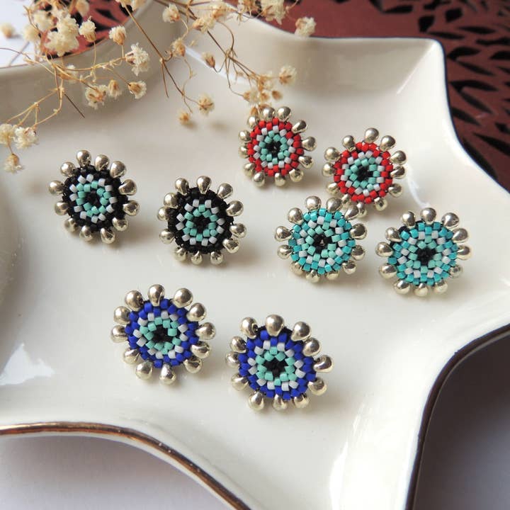 Örhängen med onda ögat pärlor och nitar för wholesale av Clau Jewelry