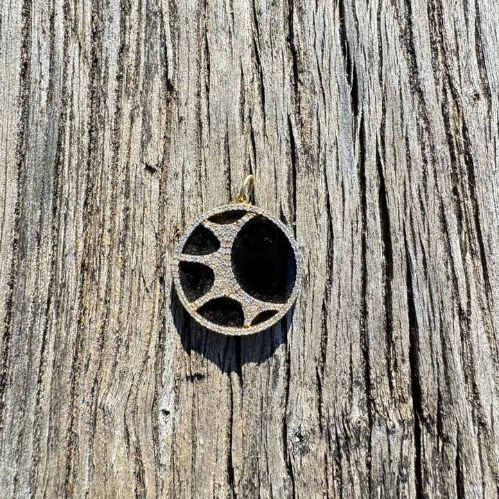 Disque en spinelle noir avec pendentif en forme de rayon de soleil en diamant pavé pour la vente par ILISSA MICHELE JEWELRY