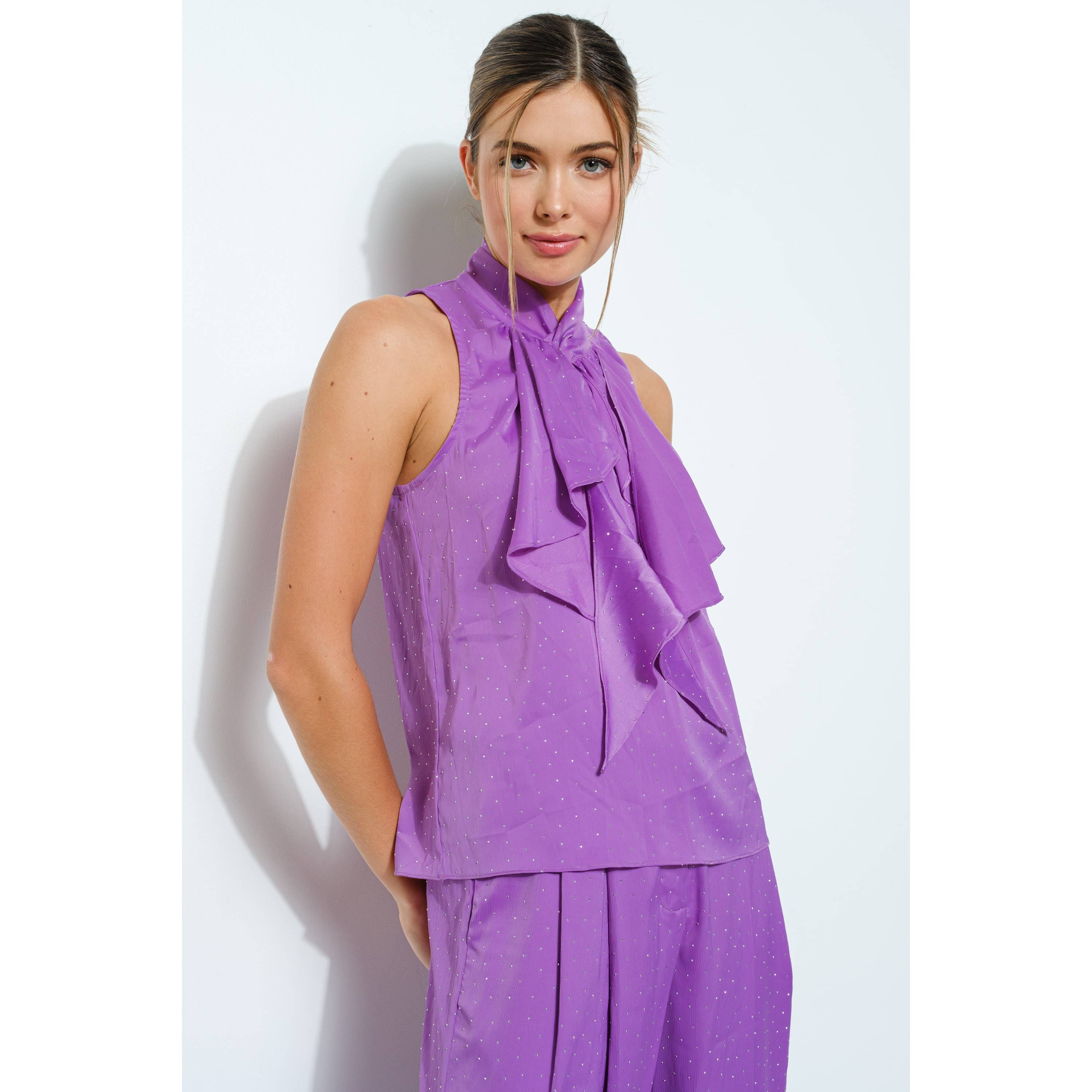 INA – Engroshandel Bluse - Dame – Rhinestone udsmykket top med flæsedetaljer foran3