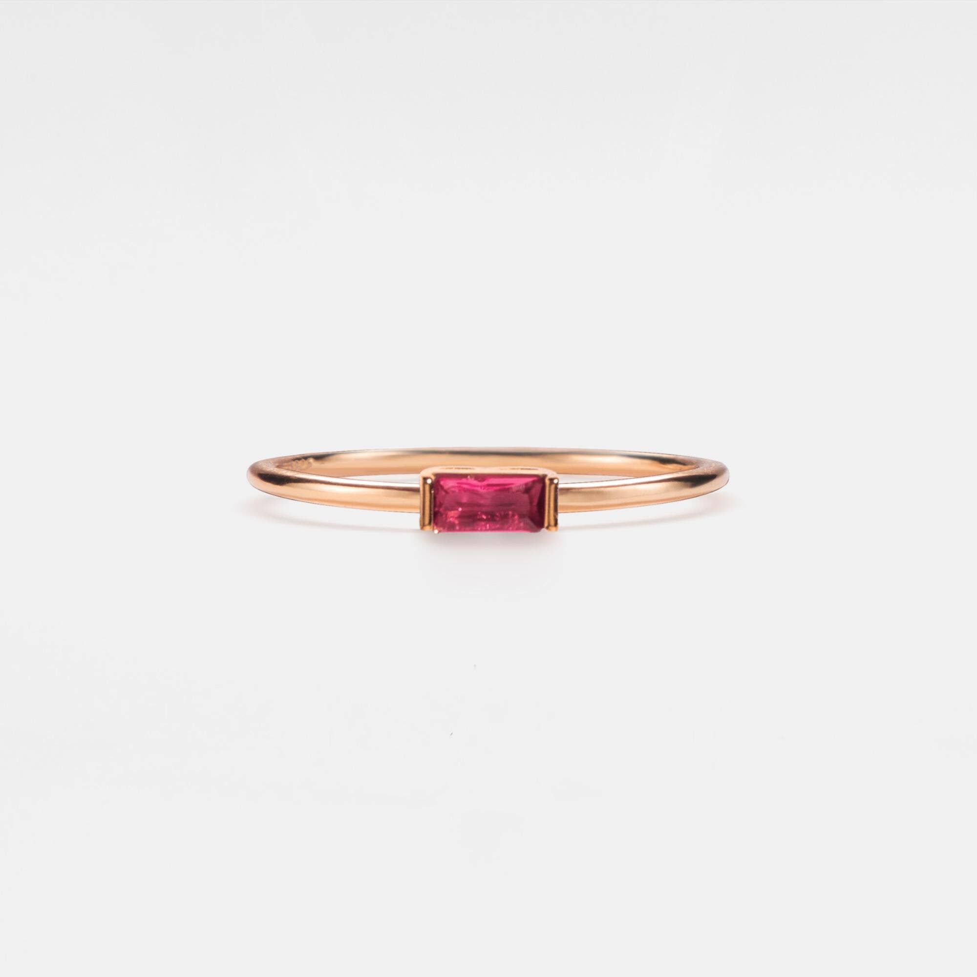 Perimade & Co. LLC – wholesale Solitairering – Födelsestenring med baguetteslipning i 925 sterling silver4