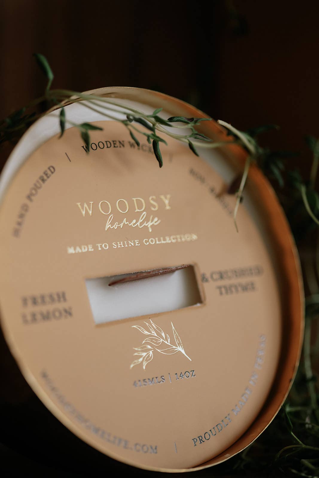 Woodsy Homelife - Vente Bougie en bocal - Bougie de soja pur 14 oz au citron frais et au thym concassé en laiton massif4