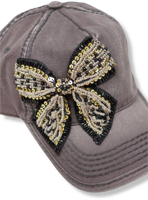 Olive & Pique – Engroshandel Kasket med hul til hestehale - Dame – Bejeweled Bow Pearl Bling Glitz Hestehale Kasket, Justerbar7