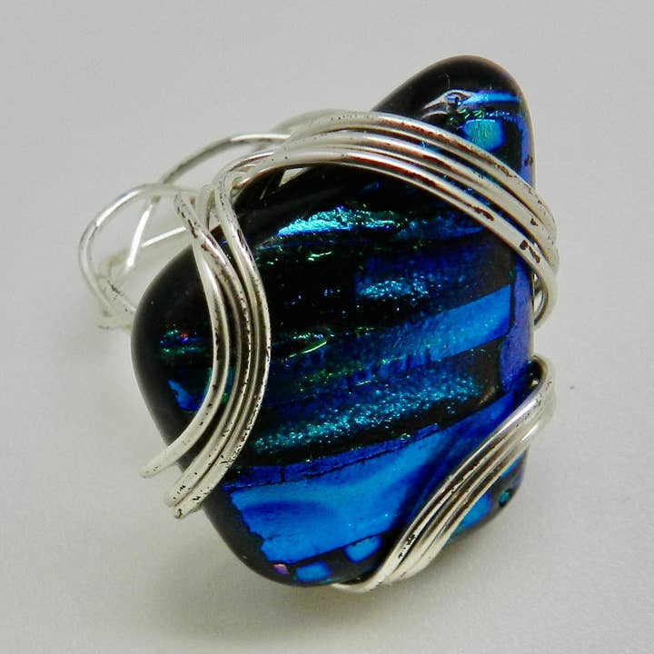 Bague en verre dichroïque bleu pour la vente par Designs by Ingrid