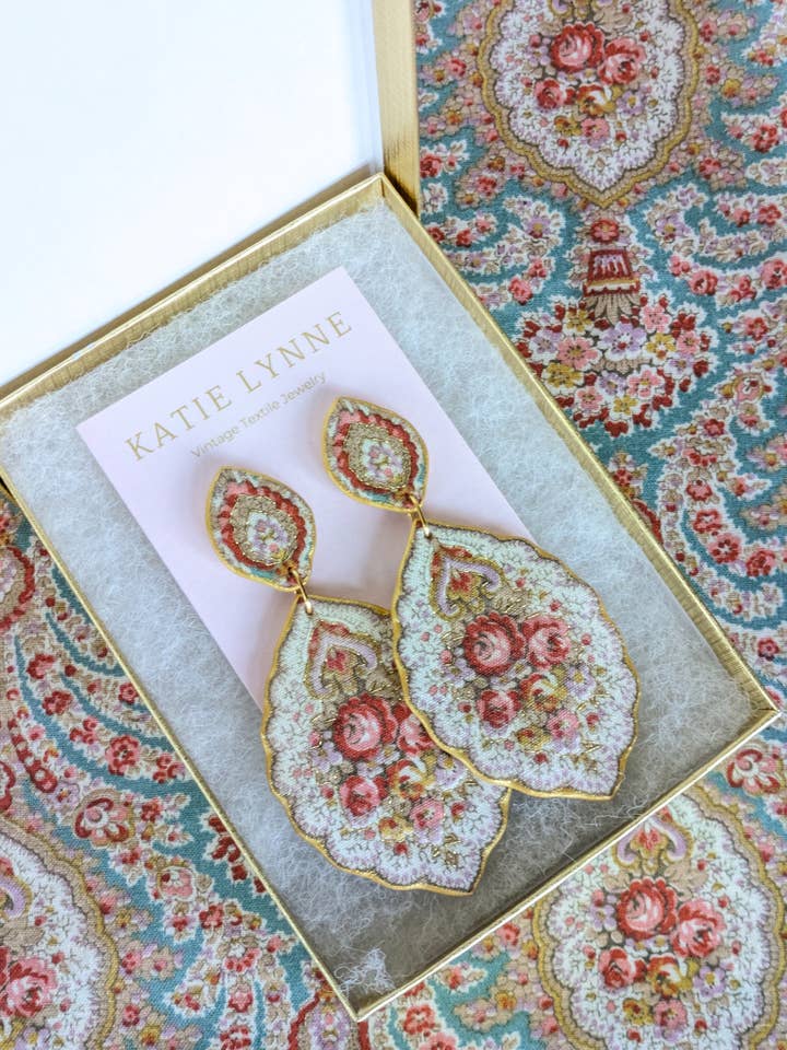 Boucles d'oreilles déclaration Juliet pour la vente par Katie Lynne - Vintage Textile Jewelry